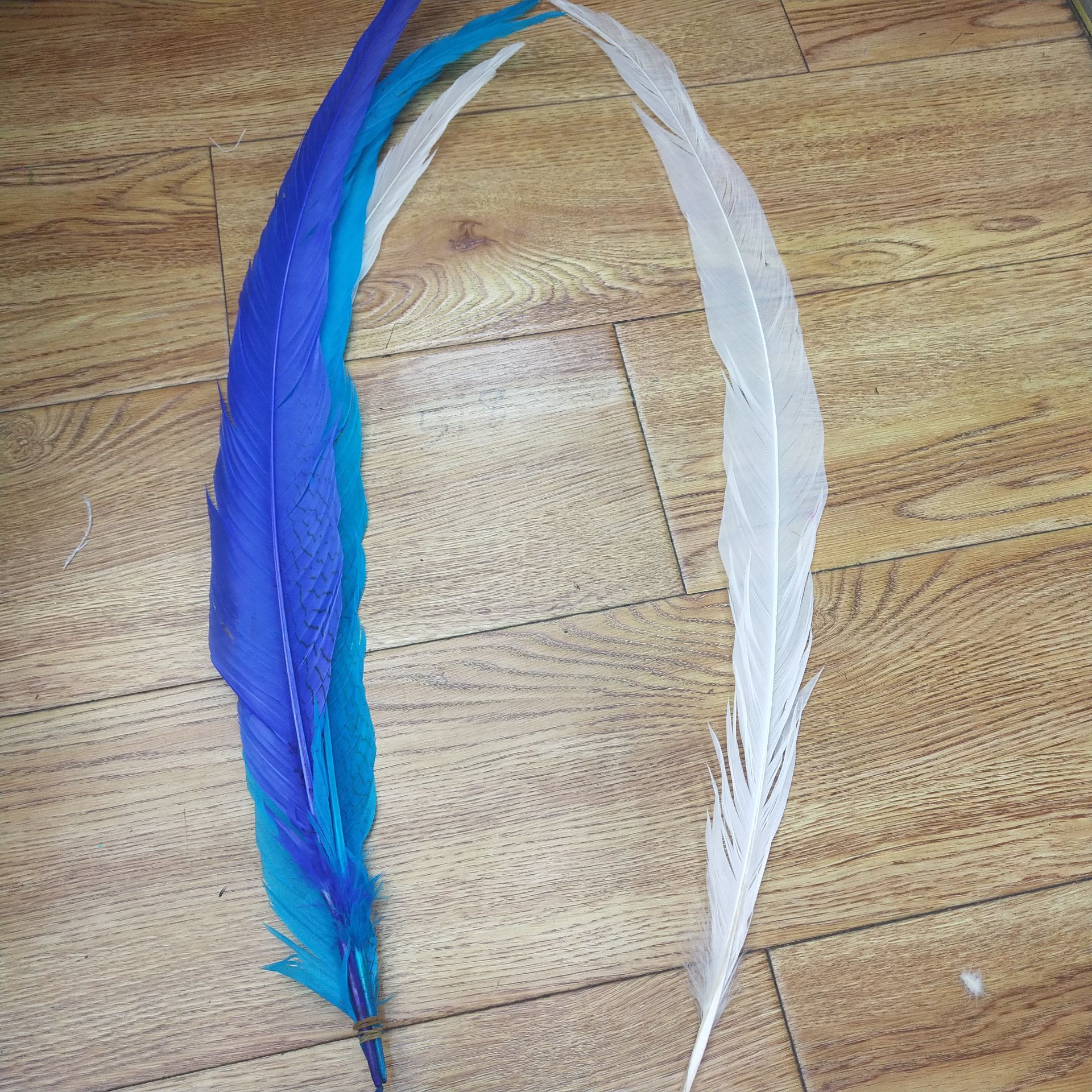 Yiwu Factory Direct Sales Wild Bird Hair Silver Cocktail Feather Craft Can Be Customized Color Carnival Clothing Accessories