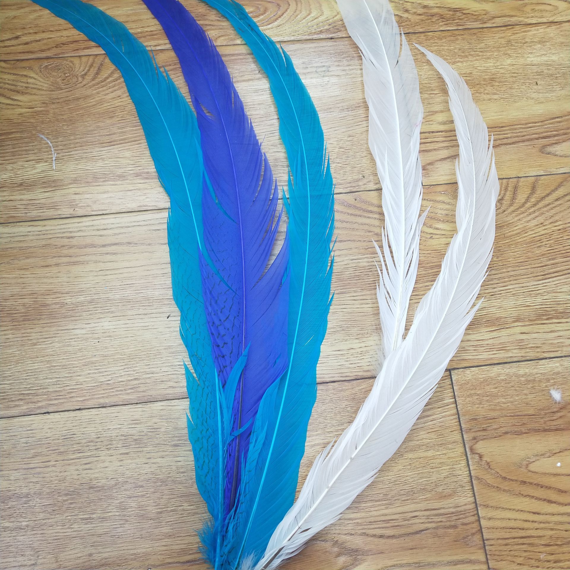 Yiwu Factory Direct Sales Wild Bird Hair Silver Cocktail Feather Craft Can Be Customized Color Carnival Clothing Accessories