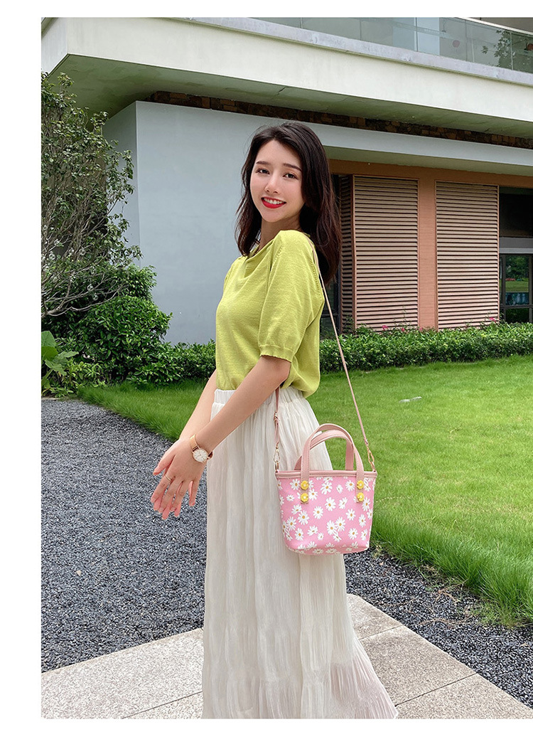 Internet Celebrity Little Daisy Small Square Bag 2021 New Korean Fashion Shoulder Messenger Bag Chrysanthemum Small Handbags Internet Celebrity Little Daisy Small Square Bag 2021 New Korean Fashion Shoulder Messenger Bag Chrysanthemum Small Handbags