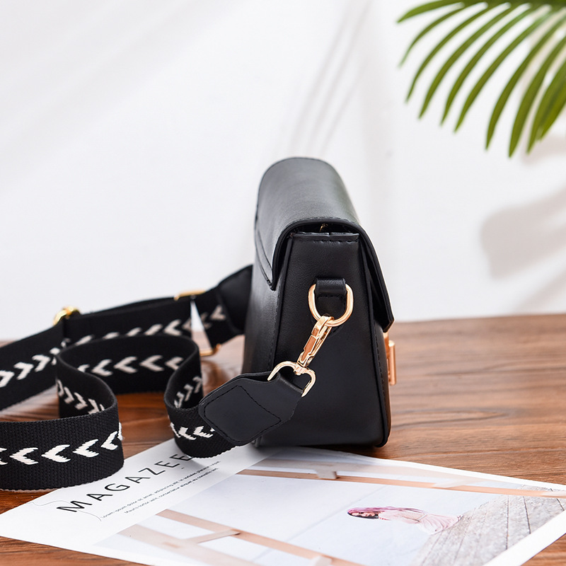 Factory quality handbags cross-slung western-style broadband fashion versatile female bag 2020 new summer fashion web celebrity saddle bag