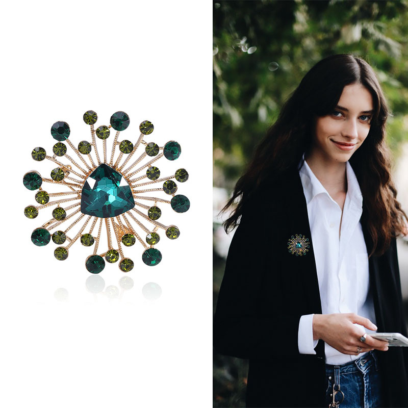 Hot-selling Korean version of the fashion temperament of water drilling corsage brooch joker flower collar pin pin lady brooch clothing accessories