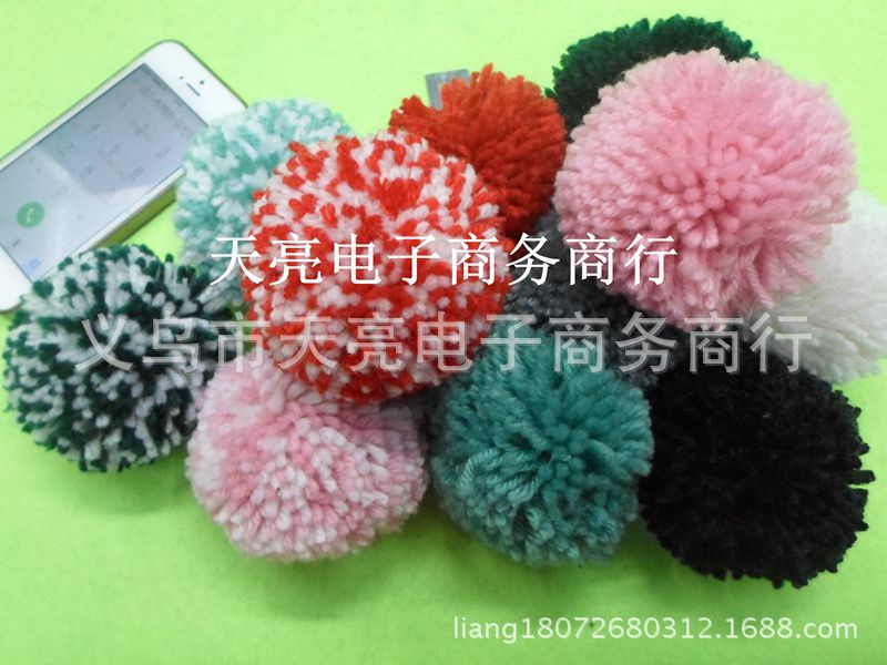 Manufacturers Sell a Large Number of Mixed Colors and Monochrome Wool Wool Ball Color Specifications. Anyone Who Is Interested Can Call
