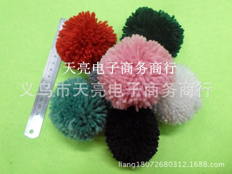 Manufacturers Sell a Large Number of Mixed Colors and Monochrome Wool Wool Ball Color Specifications. Anyone Who Is Interested Can Call