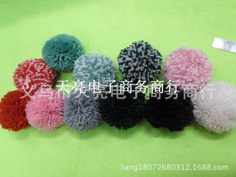 Manufacturers Sell a Large Number of Mixed Colors and Monochrome Wool Wool Ball Color Specifications. Anyone Who Is Interested Can Call