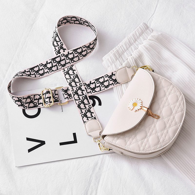 Tiktok White All-Matching Fashionable Elegant Women&#039;s Messenger Bag PU Leather Solid Color Hardware Magnetic Buckle Shoulder Bag Women&#039;s