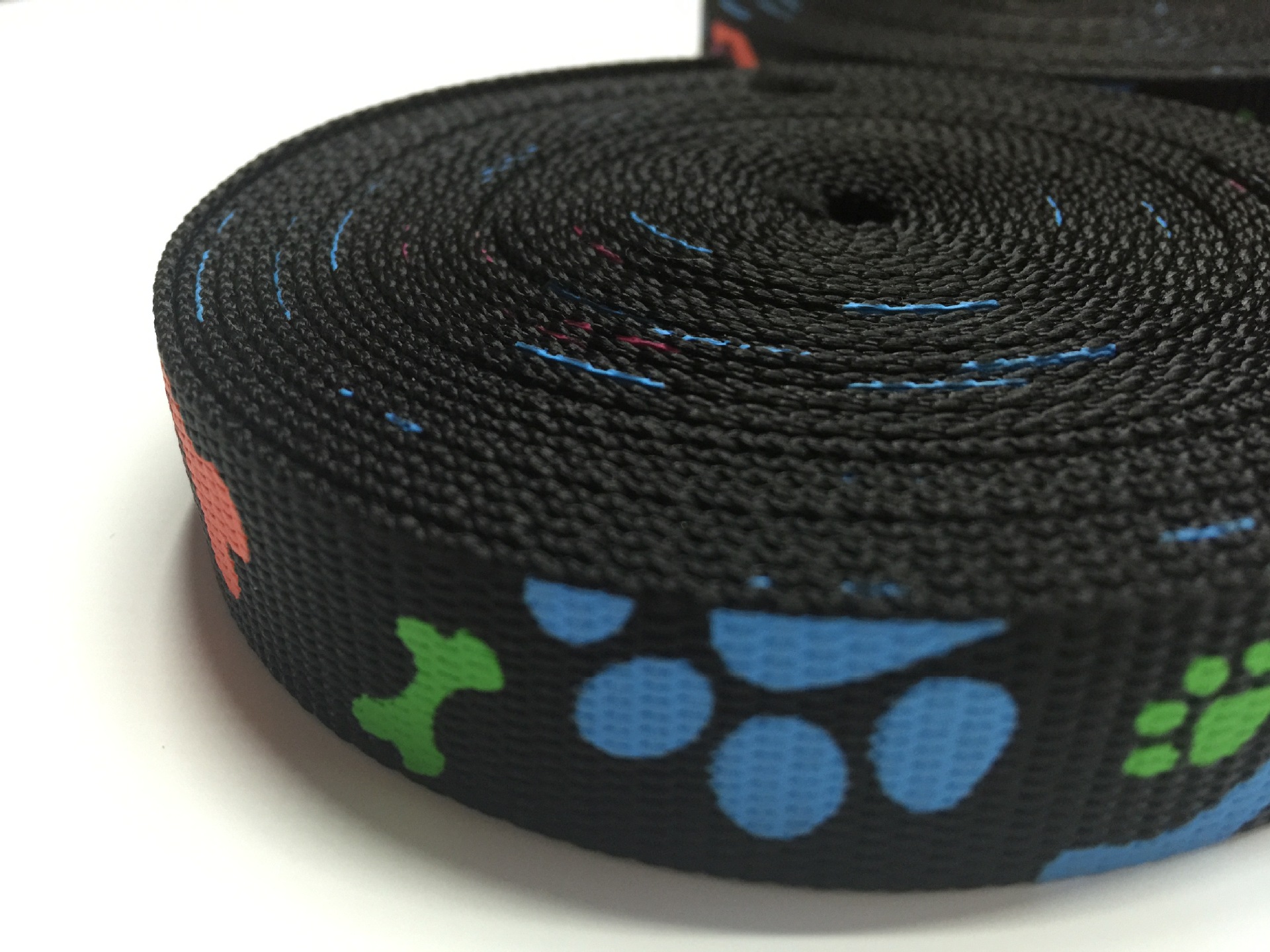 Dog supplies with pet traction rope dog rope dog dress with rope pet accessories.