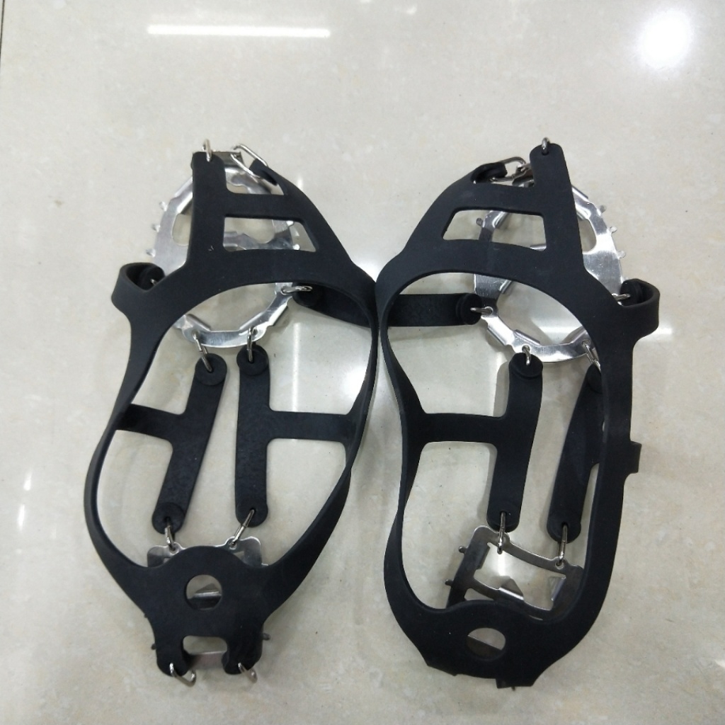 Crampon non - slip shoe set stainless steel welding is suing mountaineering snow anti - ski shoes Crampon ice climbing gear guy