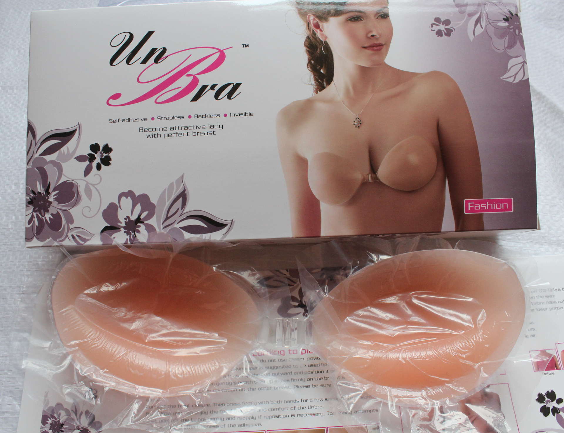 Baby silicone bra silicone breast implants with a thin, thick, stereoscopic bra without straps.