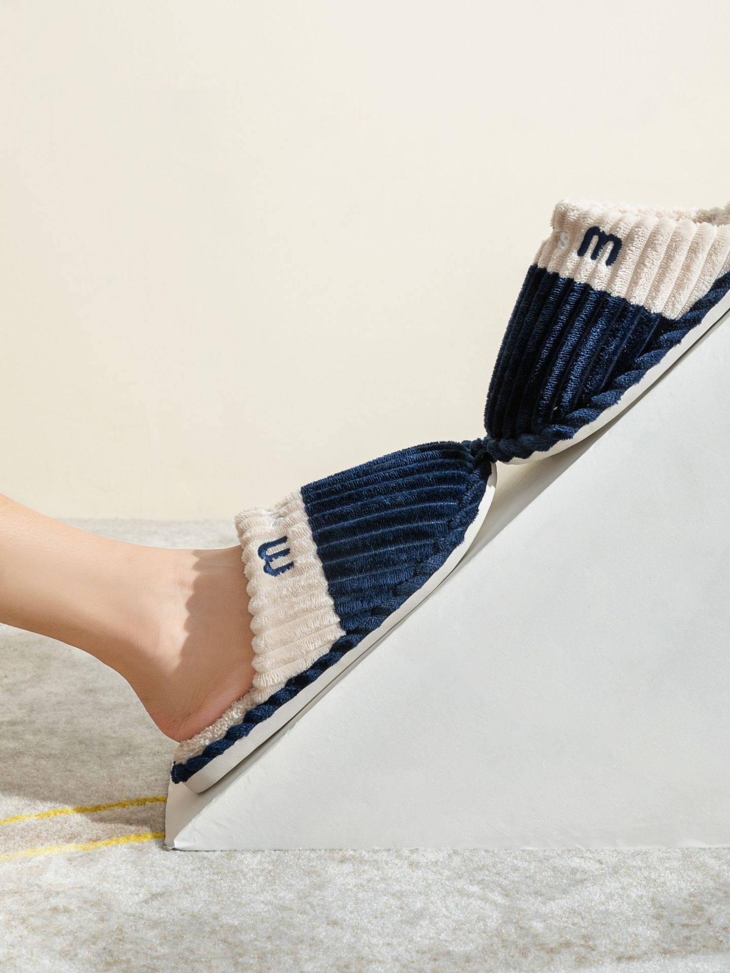 2021 New Autumn and Winter Home Sewing Shoes Korean Style Couple Corduroy Toe Covering Men and Women Cotton Slippers Spot Goods 2021 New Autumn and Winter Home Sewing Shoes Korean Style Couple Corduroy Toe Covering Men and Women Cotton Slippers Spot Goods