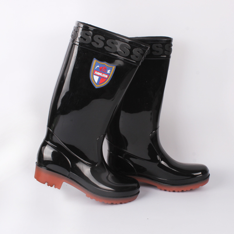 The new style of men&#039;s water shoes, high barrel PVC flat bottom, low heel, simple men&#039;s rain shoes, fashion rain shoes, rain boots