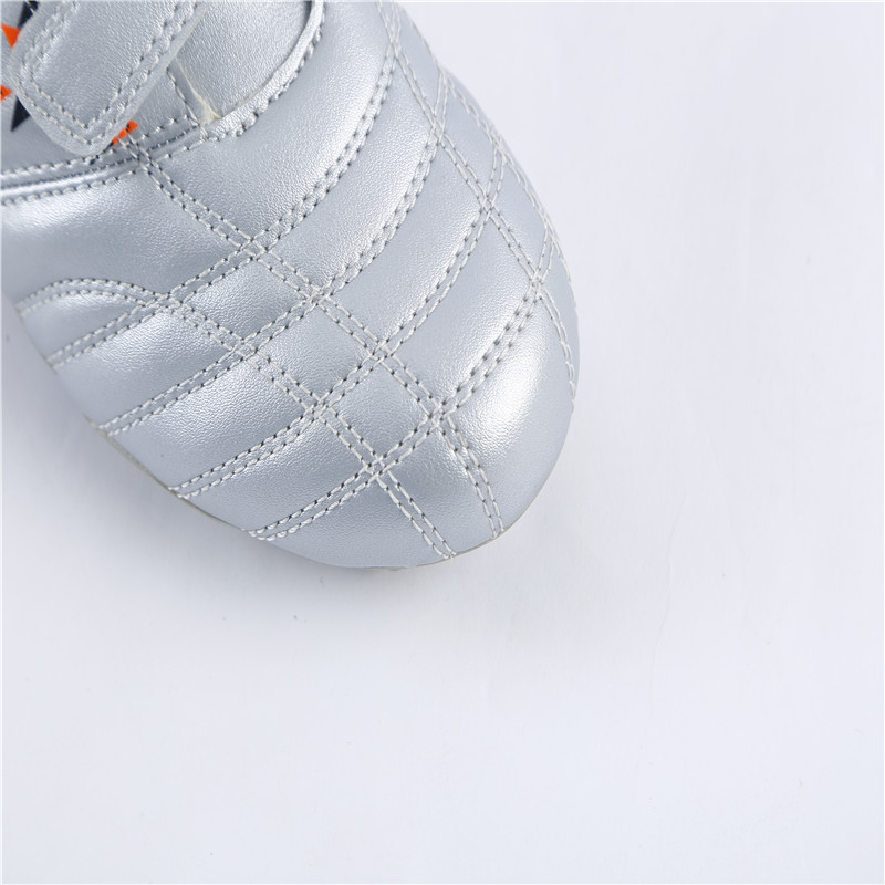 Manufacturers direct football shoes crushed nails for boys and girls young sneaker man grass anti-skid sports shoes source factory