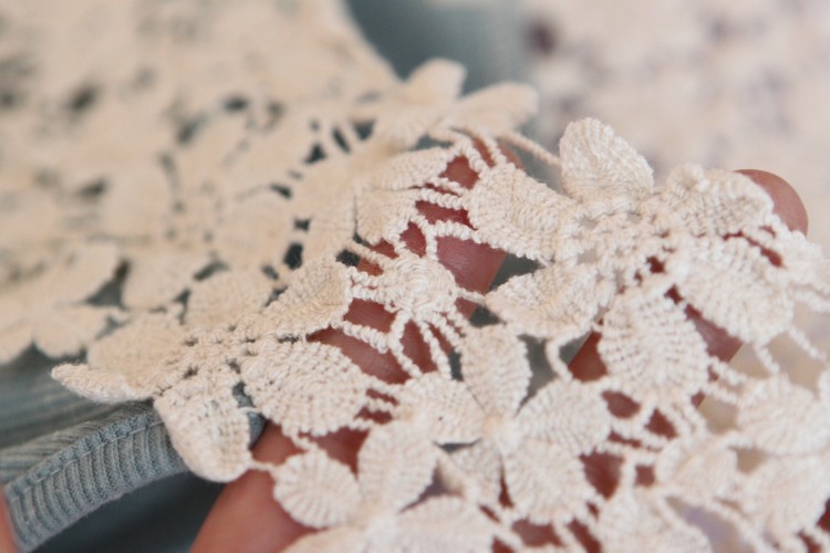 Lady chrysanthemum petals lace hook flower hollow small vest harness vest wholesale base