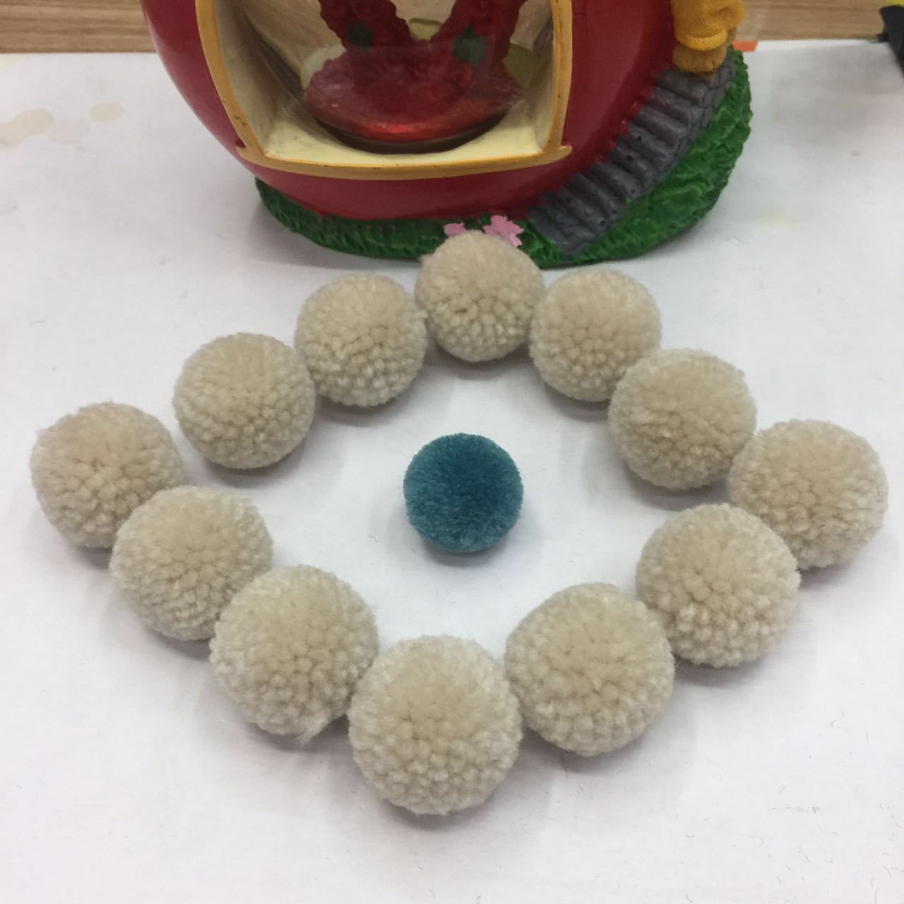 The wool ball factory wholesale high quality repair polyester thread yangmei ball clothing clothing luggage accessories accessories