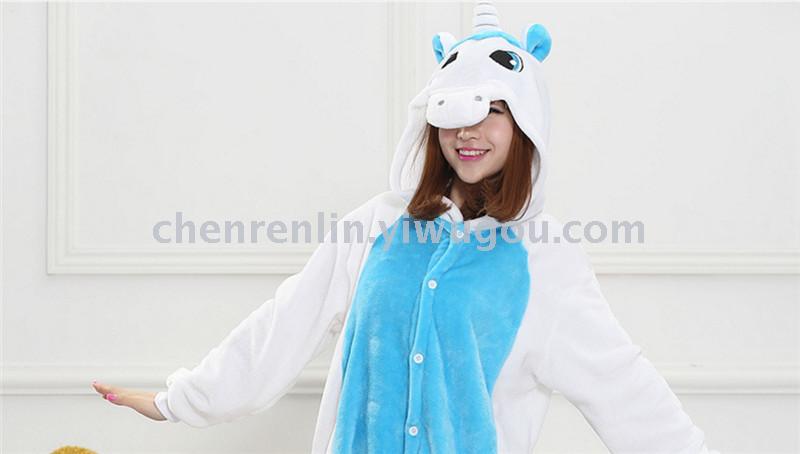 Flannelette is a cartoon animal in the toilet, the same style as the children's home pajamas