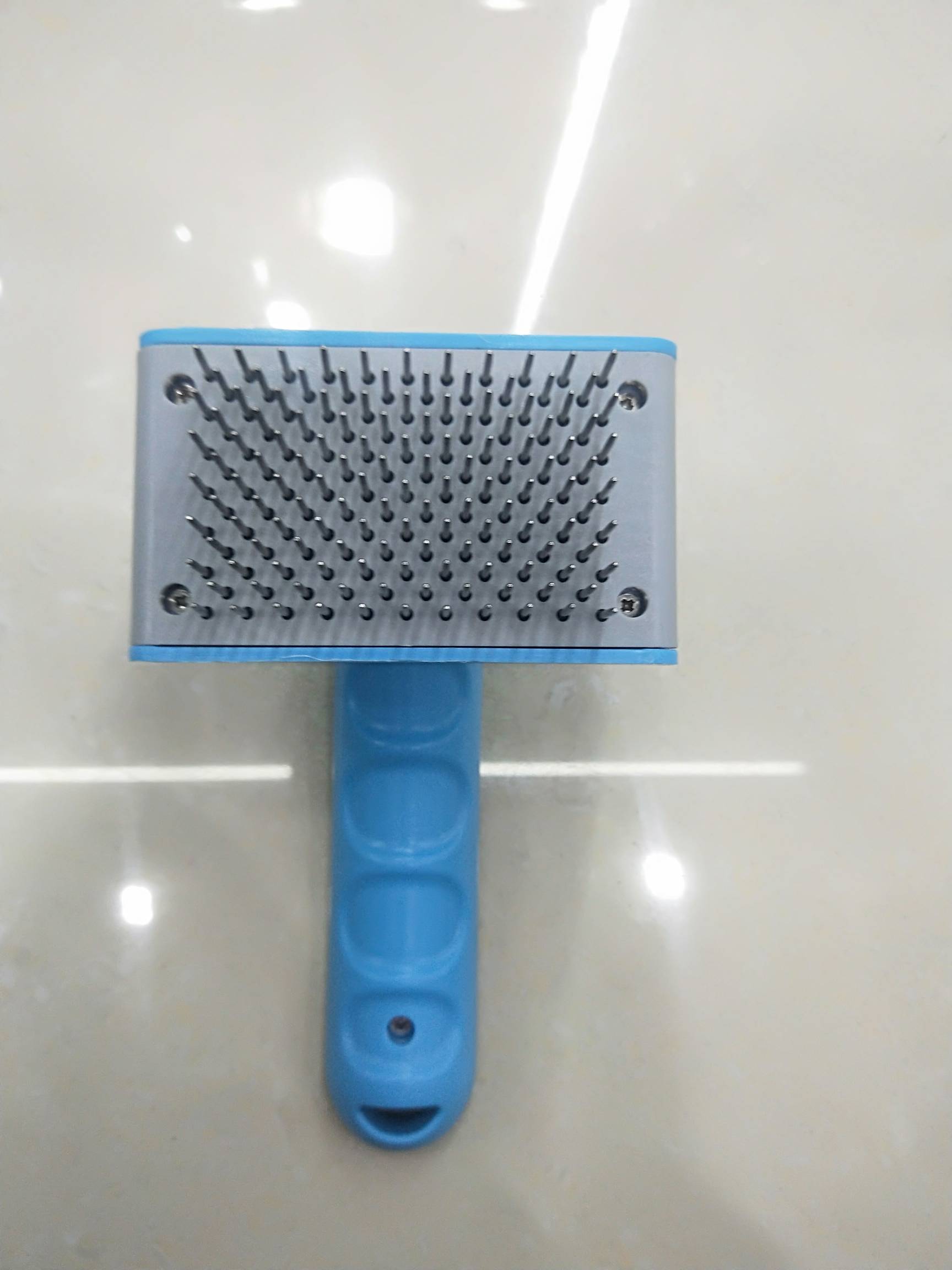 Dematting comb a pet grooming comb with a large, double-knotted comb Dematting comb a pet grooming comb with a large, double-knotted comb