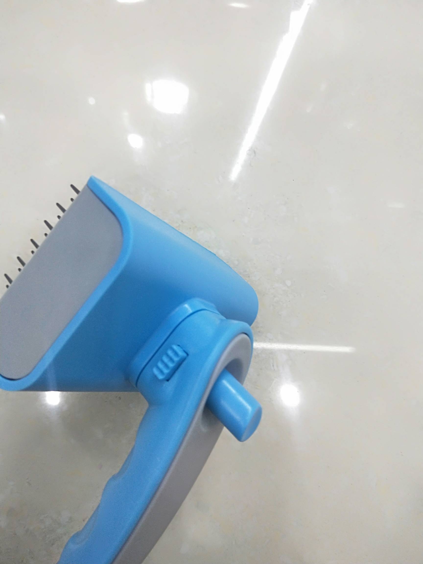 Dematting comb a pet grooming comb with a large, double-knotted comb Dematting comb a pet grooming comb with a large, double-knotted comb