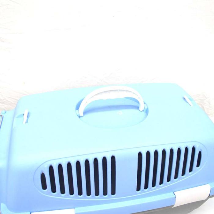 The pet goes out to carry the air box with the grid door.
