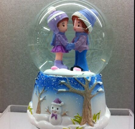Send boyfriend and girlfriend gift crystal ball music box of box 8 music box girl friend&#039;s birthday present.