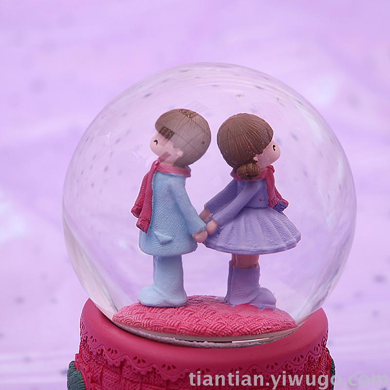 The whole family has excellent presents a couple holding hands with a crystal ball music box dreamlike glow Snowflake music box The whole family has excellent presents a couple holding hands with a crystal ball music box dreamlike glow Snowflake music box