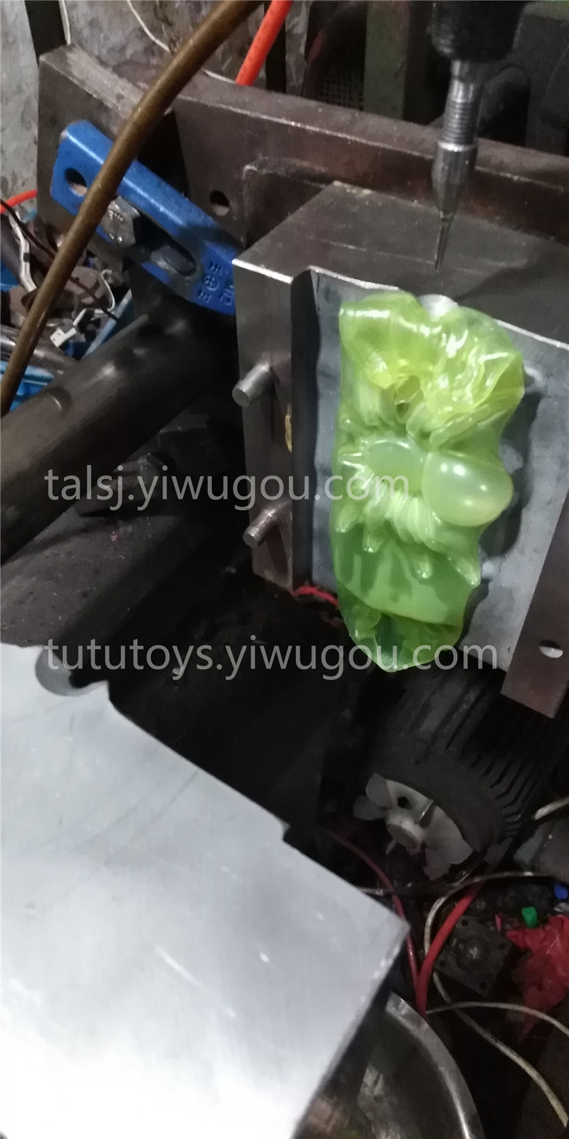 luminous spider luminous simulation of plastic spider Halloween scene layout props costumes accessories luminous spider luminous simulation of plastic spider Halloween scene layout props costumes accessories