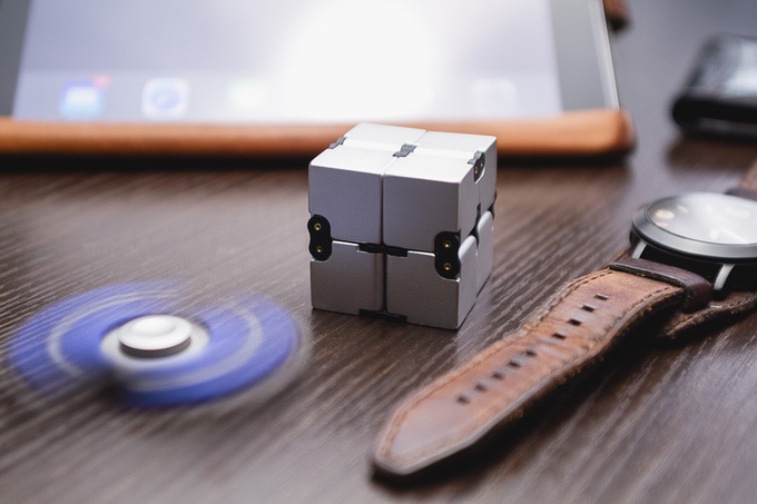 Magic Cube Cube Vent Finger Useful Tool for Pressure Reduction Wireless Decompression Boy Toy Alloy Metal Magic Cube Cube Vent Finger Useful Tool for Pressure Reduction Wireless Decompression Boy Toy Alloy Metal
