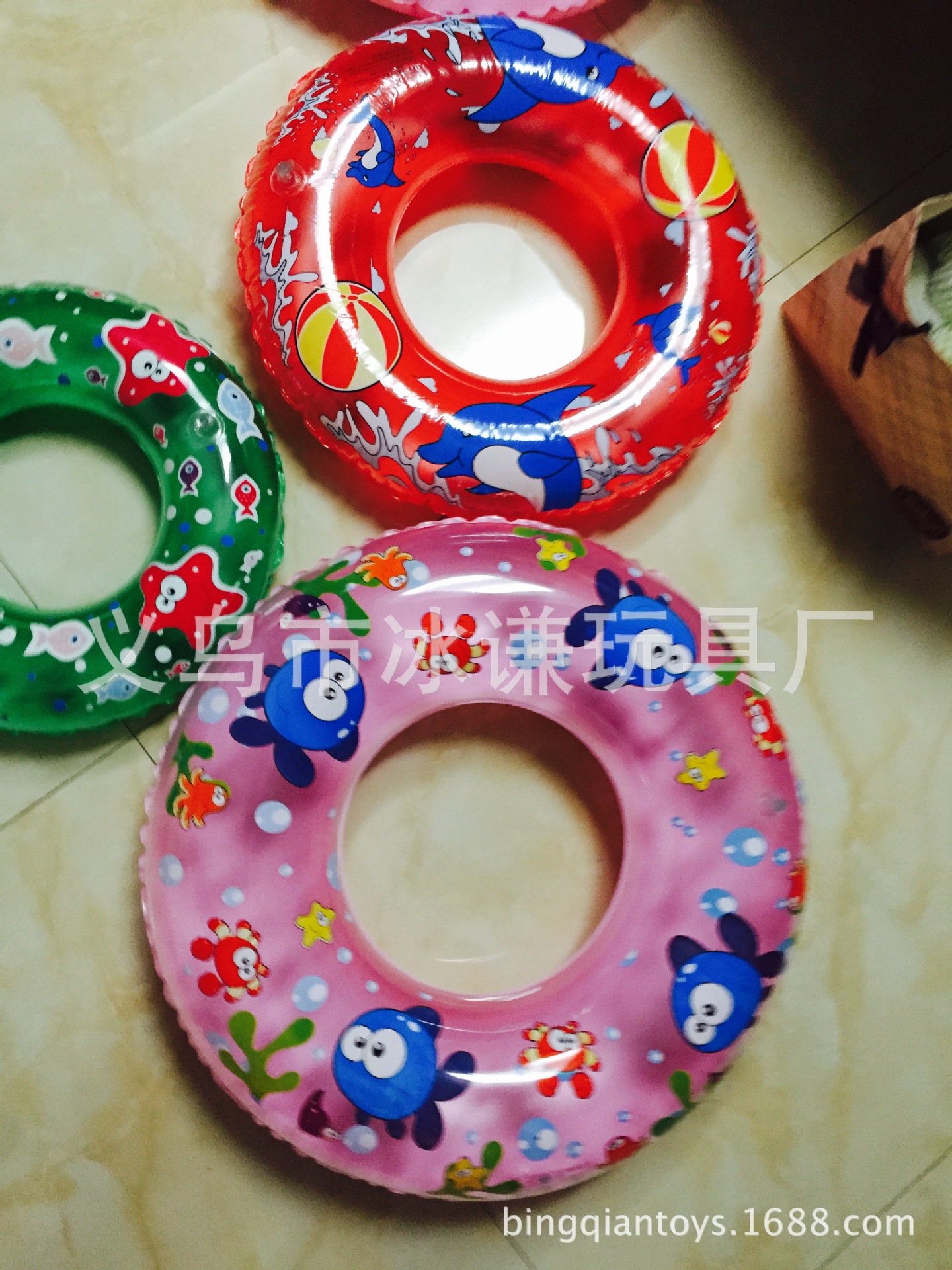 Inflatable toys and children's adult swimming laps