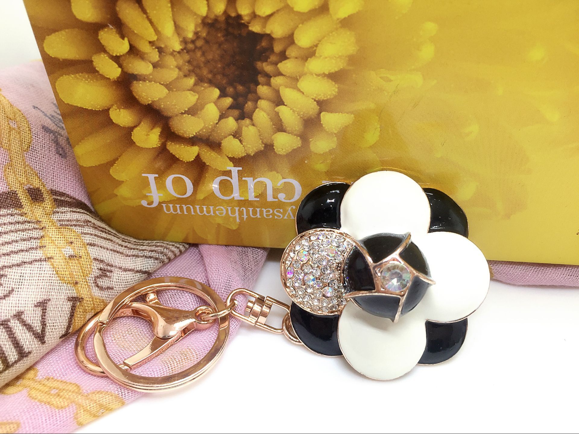 Manufacturers selling petal diamond key buckle alloy jewelry pendants Zodiac car key Manufacturers selling petal diamond key buckle alloy jewelry pendants Zodiac car key