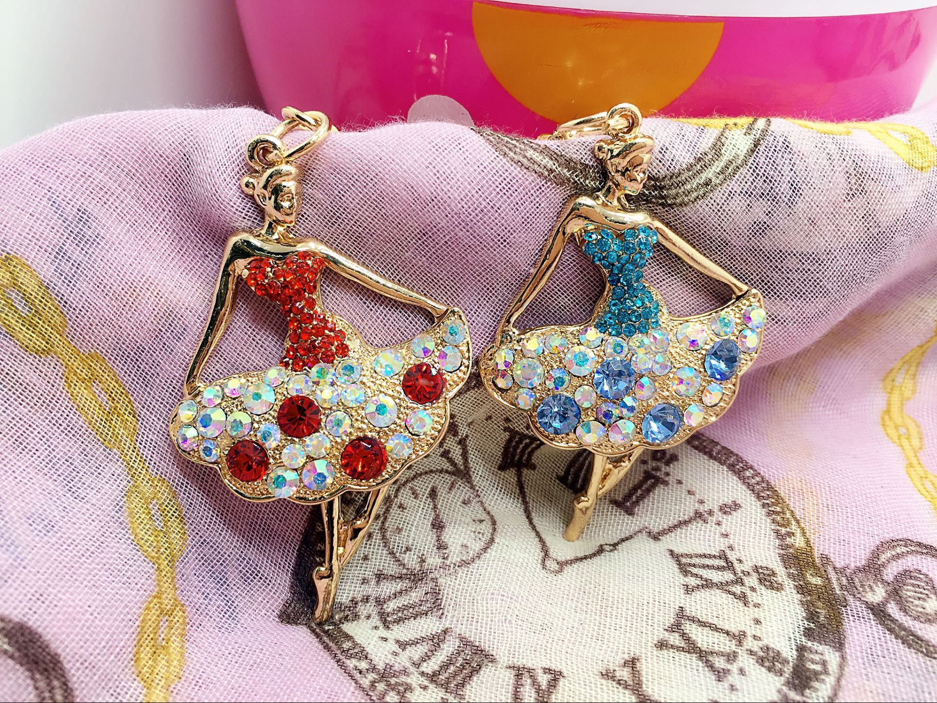 Factory direct dancing girl diamond key buckle Jewelry Pendant Zodiac cartoon Keychain Factory direct dancing girl diamond key buckle Jewelry Pendant Zodiac cartoon Keychain