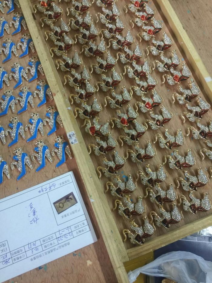 The other diamond metal Meng Meng creative animation and gift car key buckle factory direct sales The other diamond metal Meng Meng creative animation and gift car key buckle factory direct sales