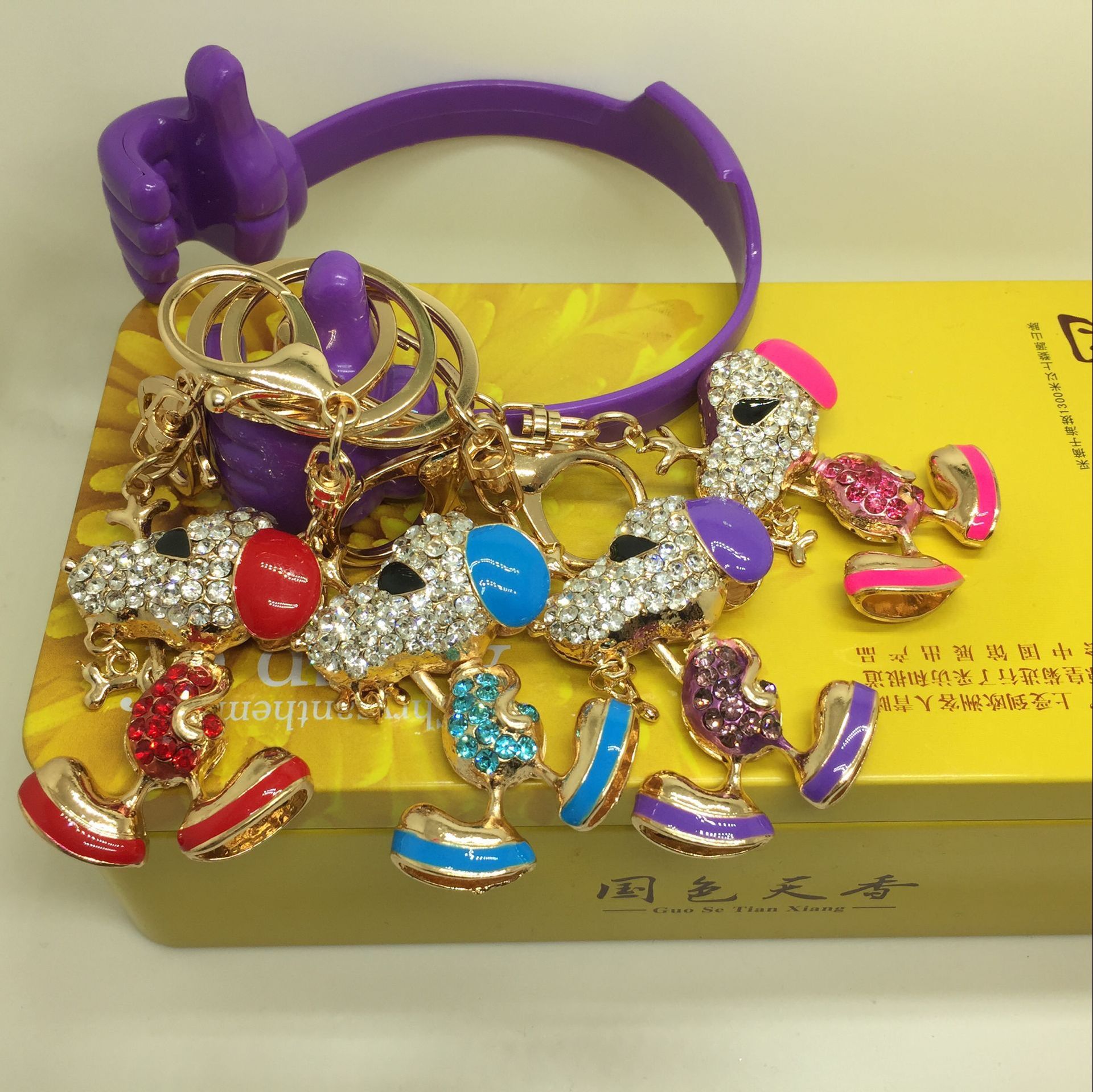 Manufacturers selling dog Snoopy key buckle alloy jewelry gift animal diamond diamond Manufacturers selling dog Snoopy key buckle alloy jewelry gift animal diamond diamond