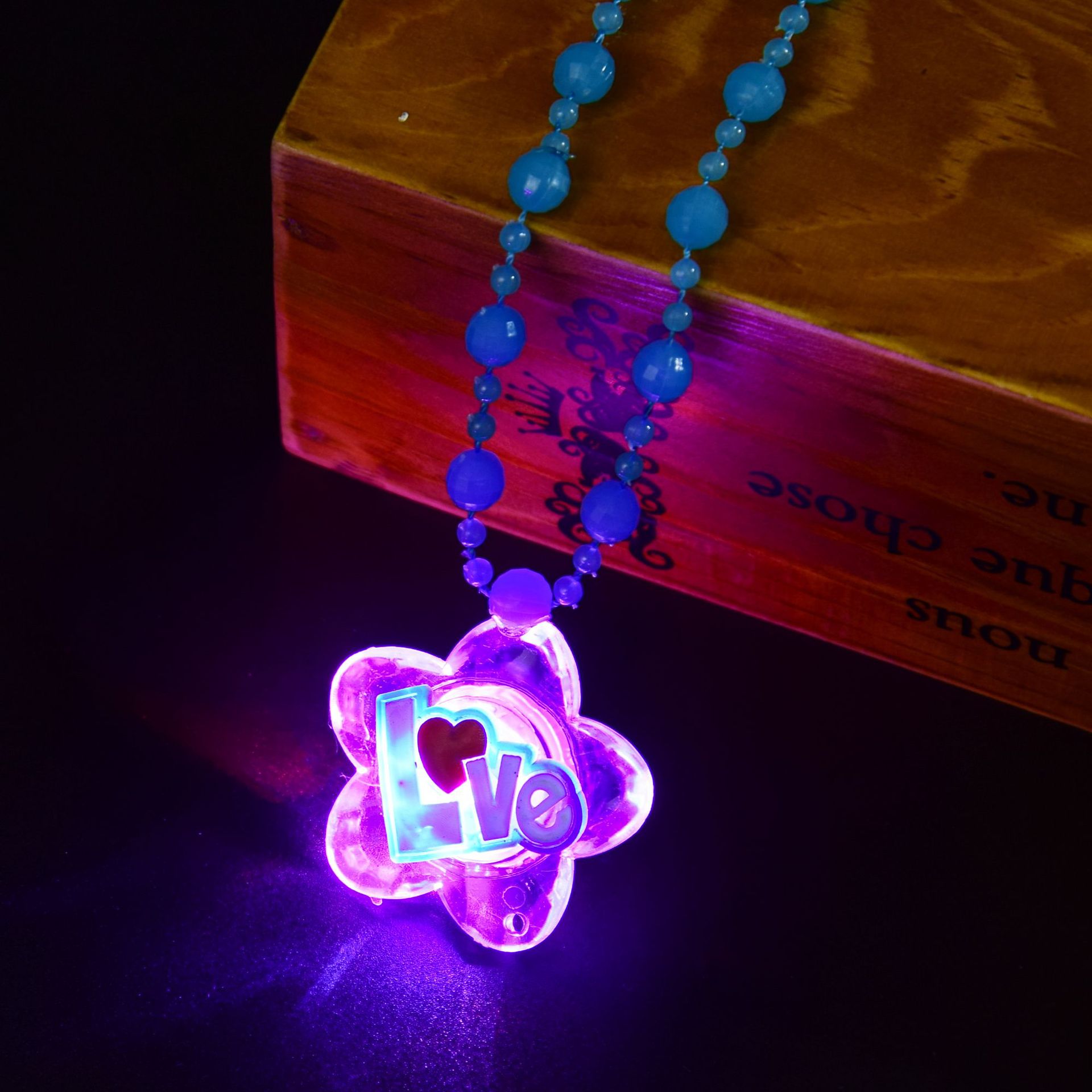 The ground stall sells novelty toys to shine necklace led flash yakeli bead cartoon pendant child gift