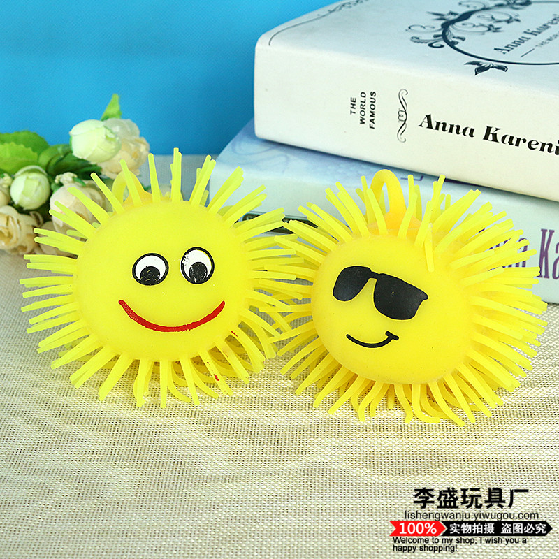Children&#039;s luminous toys release the ball of the ball with the ball of the ball.
