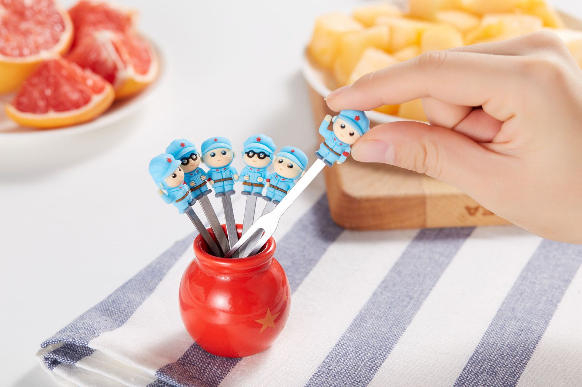 Creative Cartoon Red Army Stainless Steel Fruit Fork Set 6 Assembly Base Ceramic Fruit Fork Creative Cartoon Red Army Stainless Steel Fruit Fork Set 6 Assembly Base Ceramic Fruit Fork