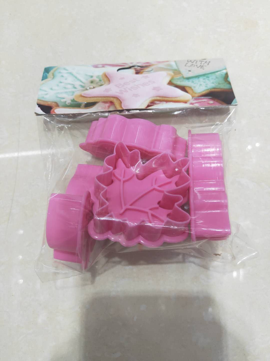 The leaves; Animal; A snowman. Insects; Letter with biscuit mold over sugar cake embossing mold The leaves; Animal; A snowman. Insects; Letter with biscuit mold over sugar cake embossing mold