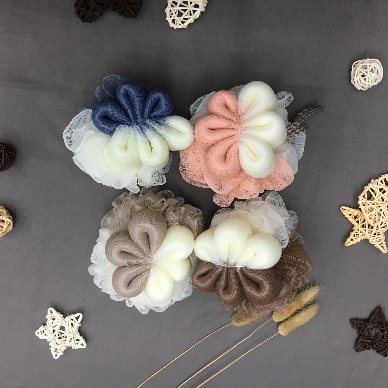 Qingzhi brand two-color plum blossom bath ball Qingzhi brand two-color plum blossom bath ball