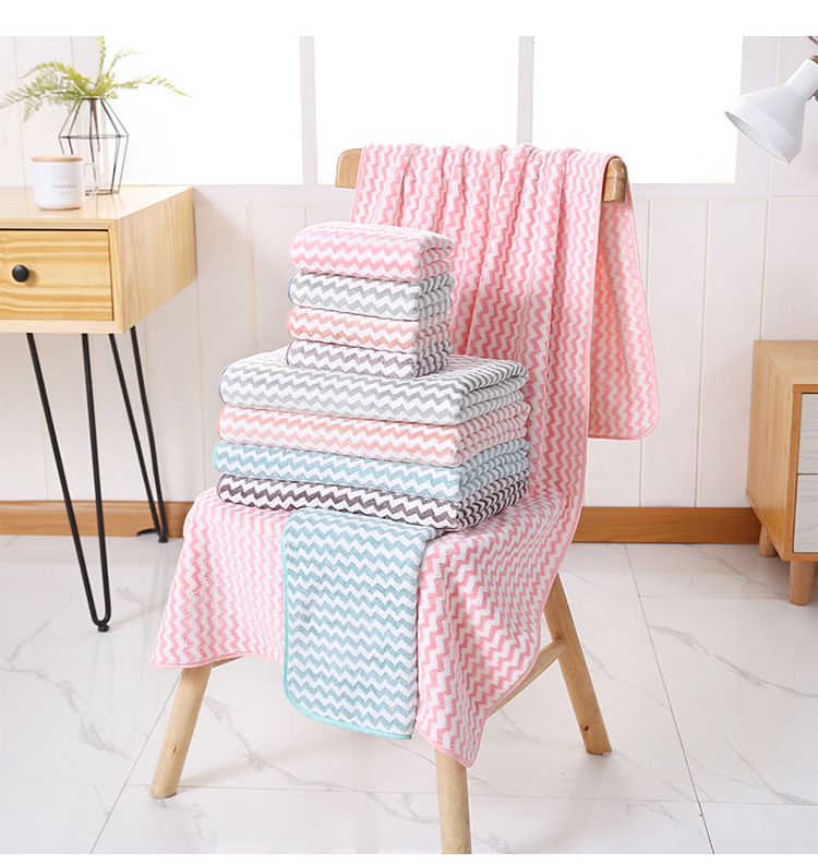Yiwu Good Goods Polyester Brocade Coral Fleece 70*140 Bath Towel Strong Absorbent Cationic Bath Towel Beauty Salon Bath Towels Wholesale
