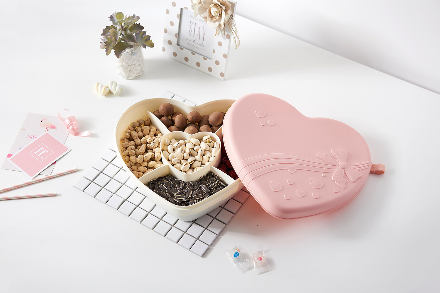 Round Partitioned Candy Tray Plastic Dried Fruit Tray Household Large Melon Seeds Box with Lid Dim Sum Plate Snack Storage Box