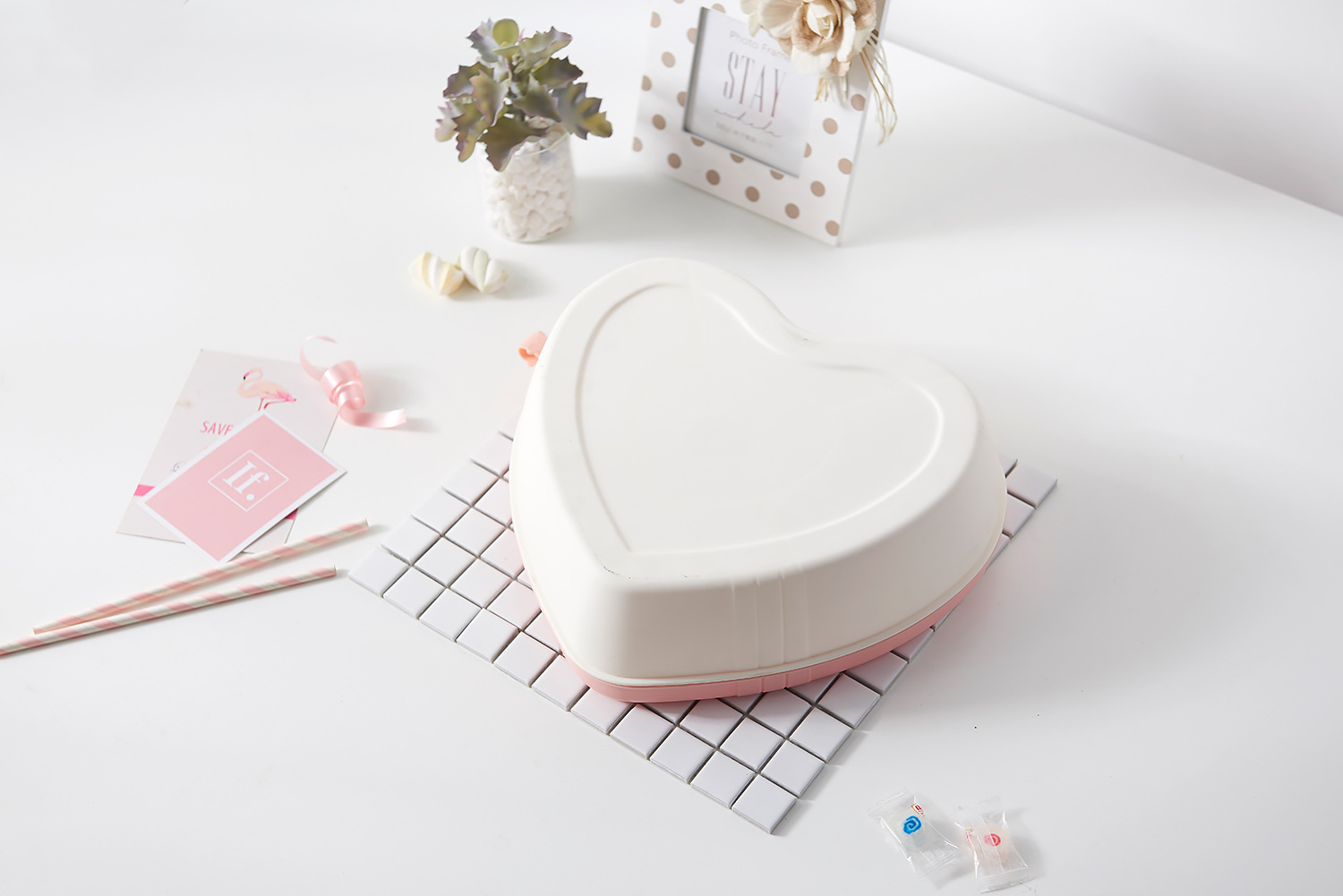 Round Partitioned Candy Tray Plastic Dried Fruit Tray Household Large Melon Seeds Box with Lid Dim Sum Plate Snack Storage Box