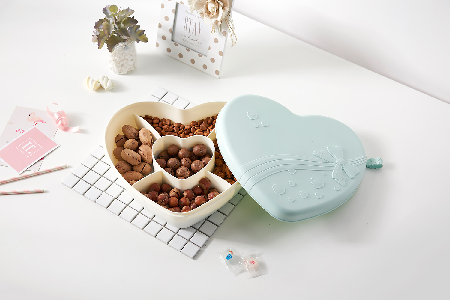 Round Partitioned Candy Tray Plastic Dried Fruit Tray Household Large Melon Seeds Box with Lid Dim Sum Plate Snack Storage Box