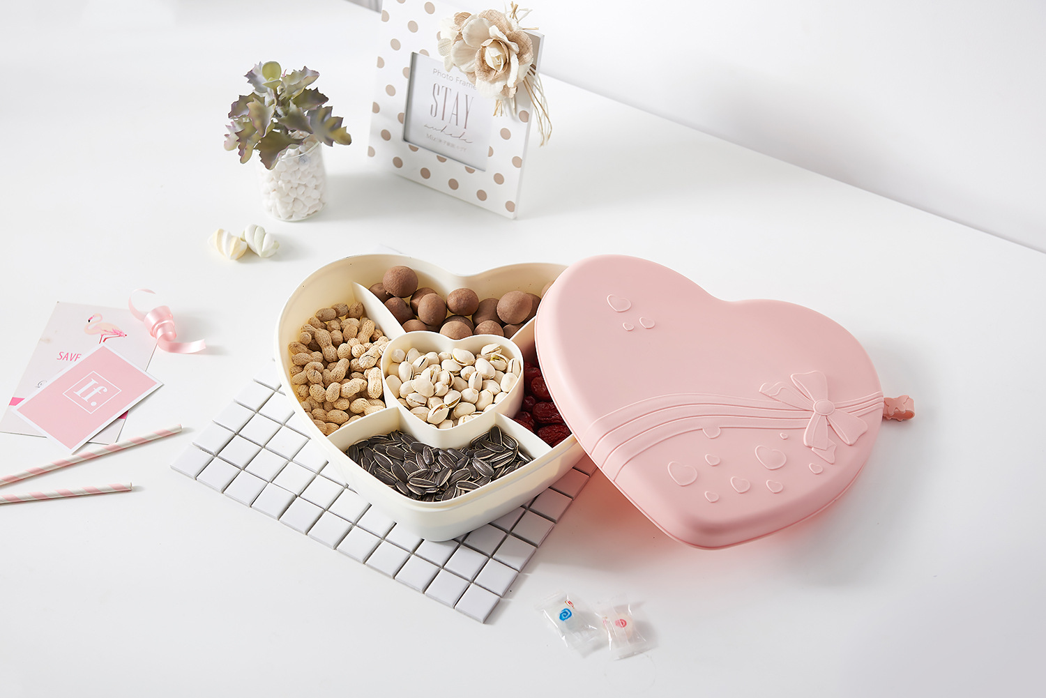 Round Partitioned Candy Tray Plastic Dried Fruit Tray Household Large Melon Seeds Box with Lid Dim Sum Plate Snack Storage Box