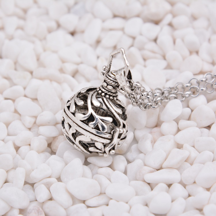 Female pregnant woman jingwen ball essence oil bottle invisible button hollow out flower magic box aroma phase box sweater necklace pendant Female pregnant woman jingwen ball essence oil bottle invisible button hollow out flower magic box aroma phase box sweater necklace pendant