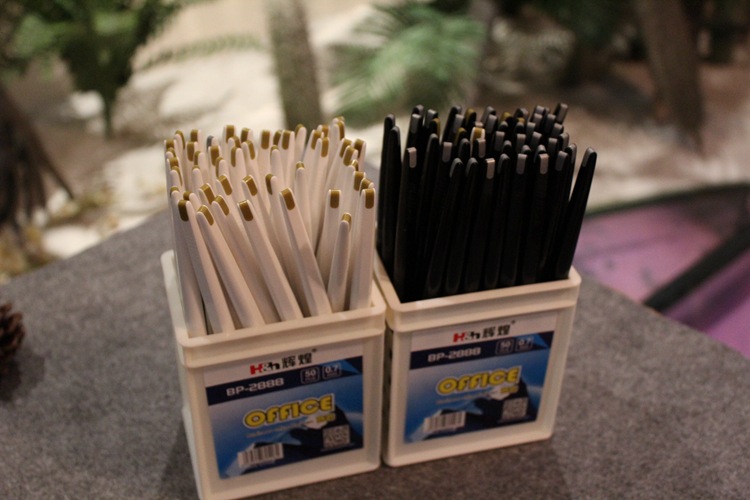 Brilliant stationery black pen ballpoint pen hotel rooms a simple ball-point pen notebook pen memo pen Brilliant stationery black pen ballpoint pen hotel rooms a simple ball-point pen notebook pen memo pen