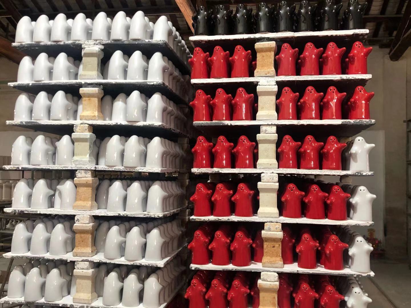 Warm Hug Villain Wall Dong Pepper and Salt Jar Seasoning Jar Ceramic Seasoning Set Condiment Bottle Cans Small Ornaments Warm Hug Villain Wall Dong Pepper and Salt Jar Seasoning Jar Ceramic Seasoning Set Condiment Bottle Cans Small Ornaments