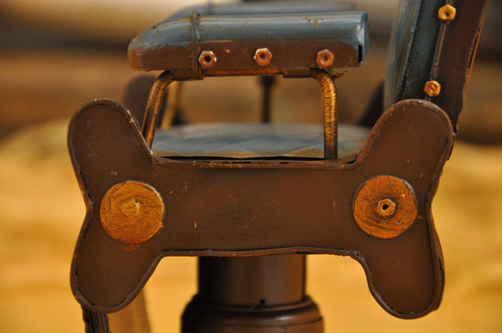 Vintage iron art for the cash register counter props creative tin American barbershop chairs small model crafts. Vintage iron art for the cash register counter props creative tin American barbershop chairs small model crafts.