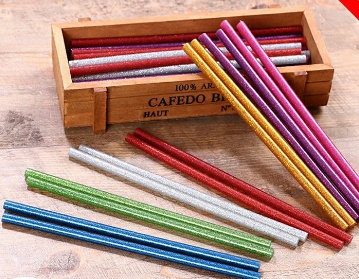 Color resin hot melt adhesive tape display of manual glue stick. Color resin hot melt adhesive tape display of manual glue stick.