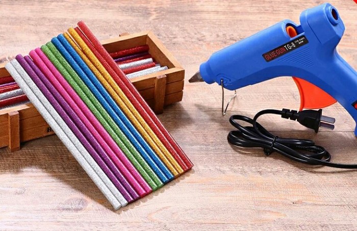 Color resin hot melt adhesive tape display of manual glue stick. Color resin hot melt adhesive tape display of manual glue stick.
