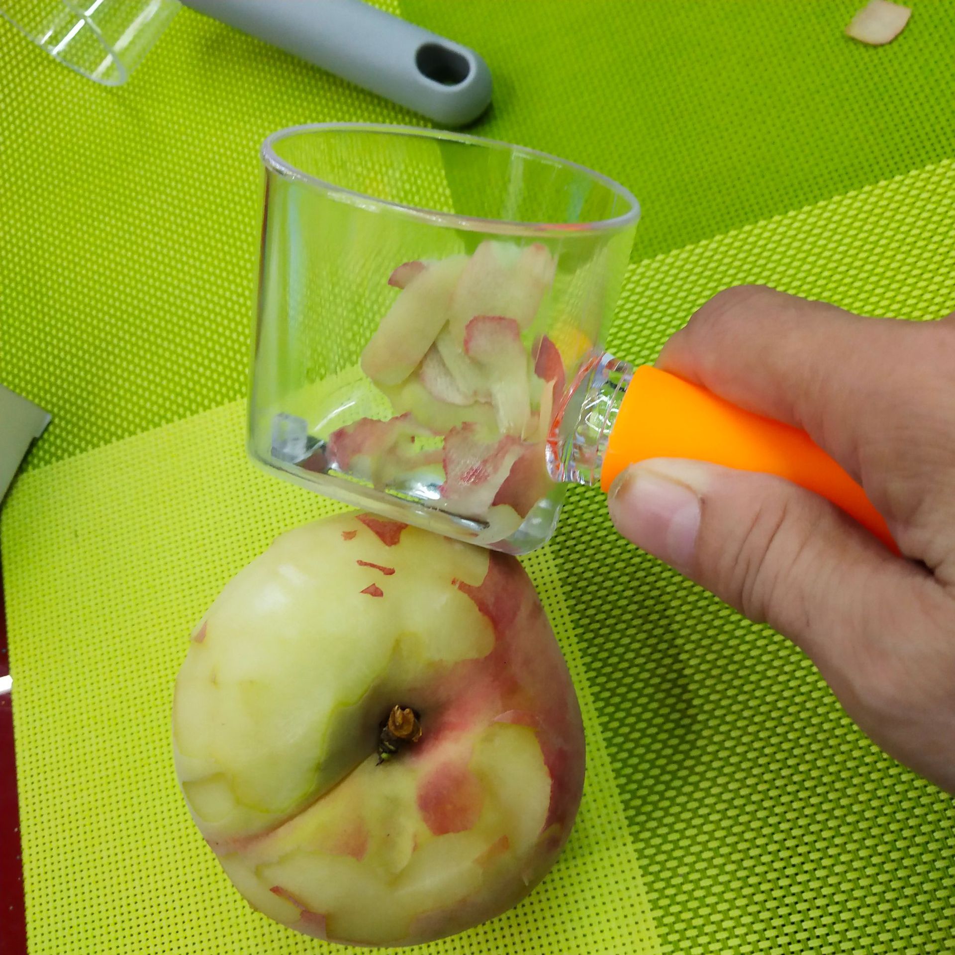 Dual-Purpose Peeler Bottle Opener Beam Knife Peel Residue Storage Box Comes with Transparent Bucket Peeler