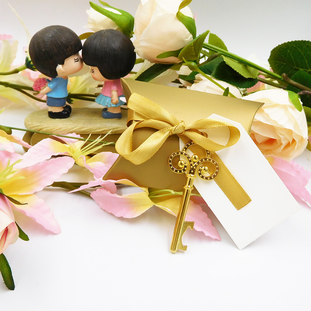 New Hot Sale Wedding Favors Creative Small Gift Key Bottle Opener Pendant Wedding Supplies Pillow Wedding Candies Box