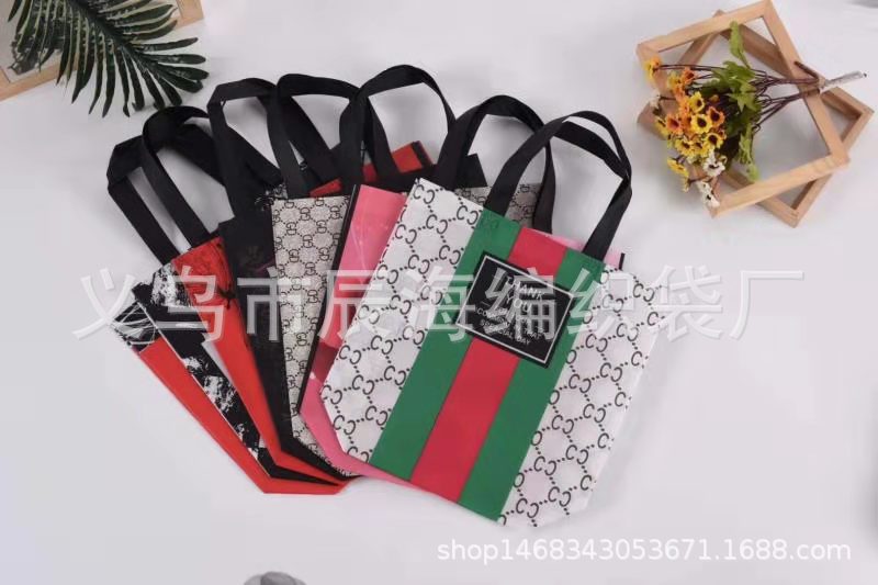 Factory Direct Sales Christmas Style One-Time Molding Slash Pockets Thicken Non-Woven Fabric Portable Universal Packing Woven Bag
