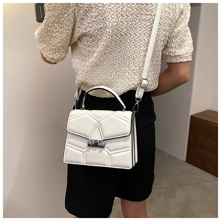 Style Crossbody Small Bag Women's Chain Women's Bag Small Square Bag Shoulder Rivet Bag Decorated with a Snake's Head